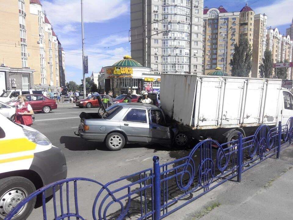 В Киеве легковой автомобиль влетел под грузовик: фото аварии