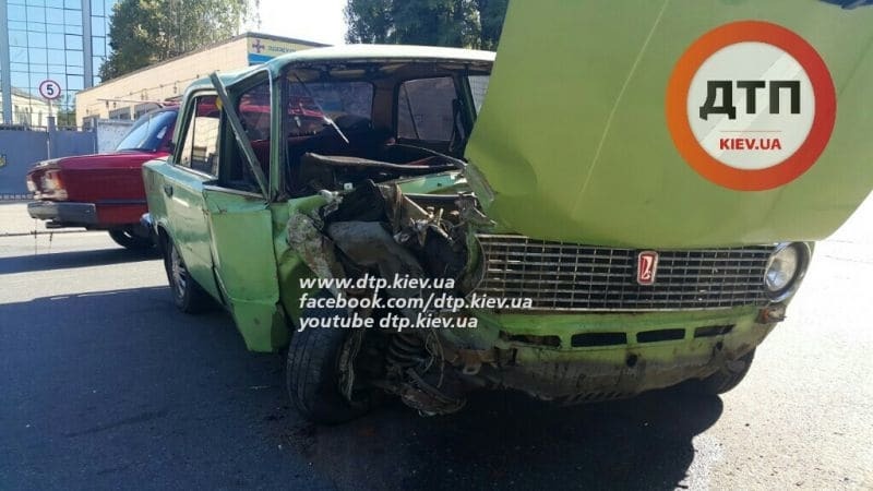 В Киеве водитель ВАЗа протаранил столб: фото с места ДТП
