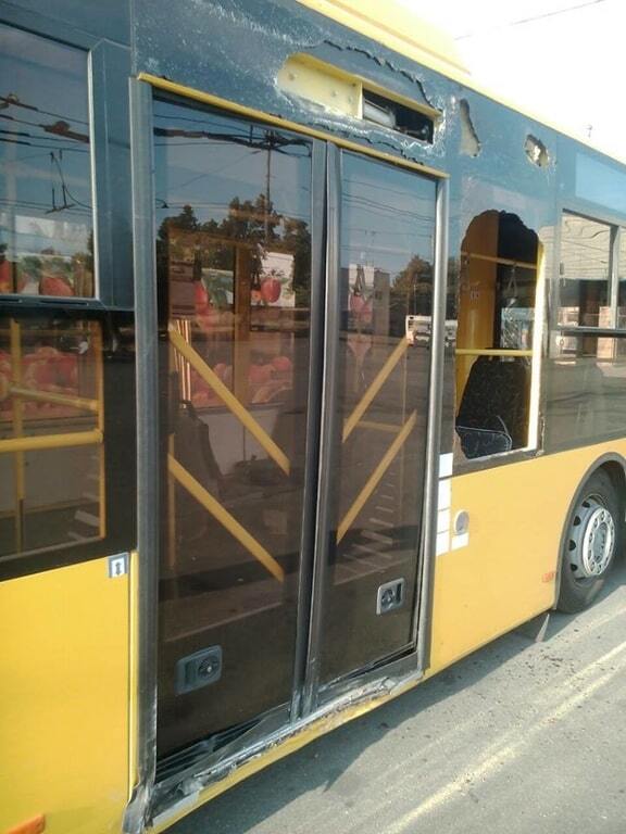 В Киеве женщина-водитель троллейбуса из-за жары врезалась в ГАИ