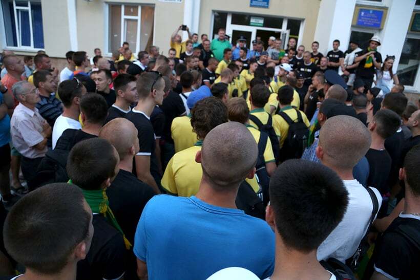 Украинские фанаты едва не избили футболистов после проигранного матча