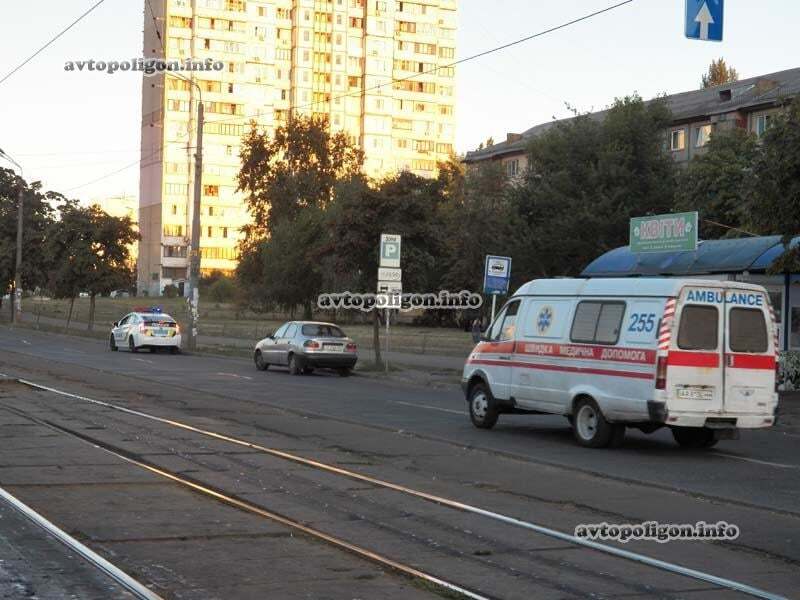 В Киеве пьяная женщина-камикадзе попала под трамвай: фото аварии