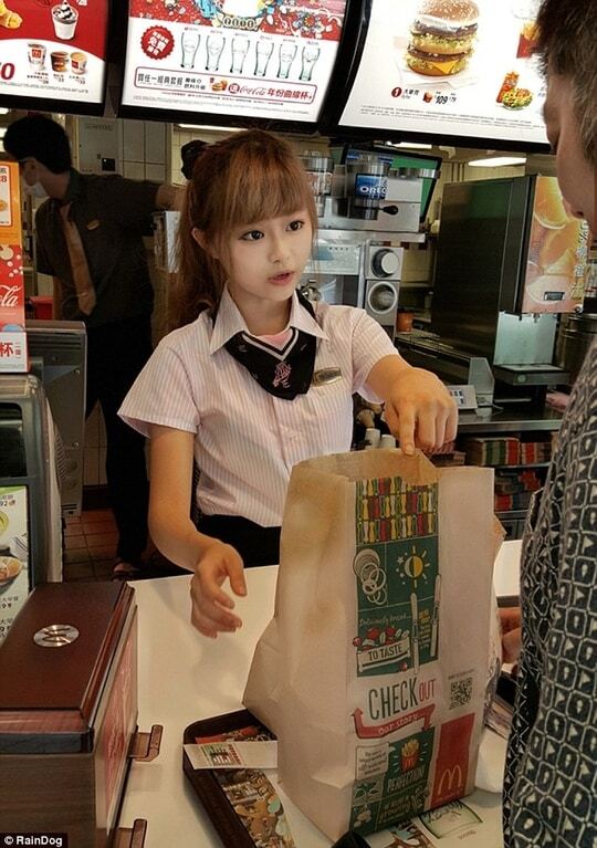 Как куколка: фото самой красивой официантки McDonald's стало хитом сети