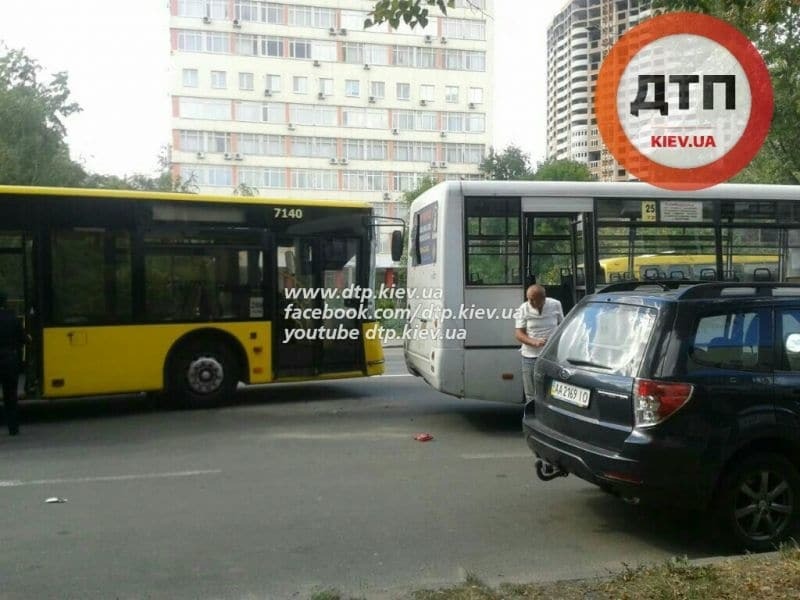 "Ослепило солнце". В Киеве произошло масштабное ДТП: фото аварии
