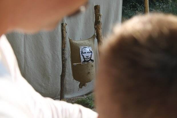 Выстроилась очередь. Во Львове учились стрелять в Путина: опубликованы фото и видео