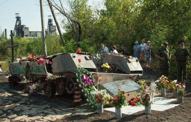 На Луганщині поставили пам'ятник терористам у вигляді згорілого броньовика: фотофакт