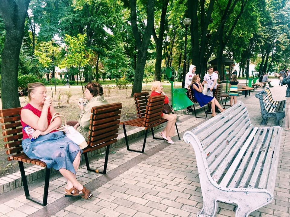 У київському парку з'явилися лежаки: фотофакт