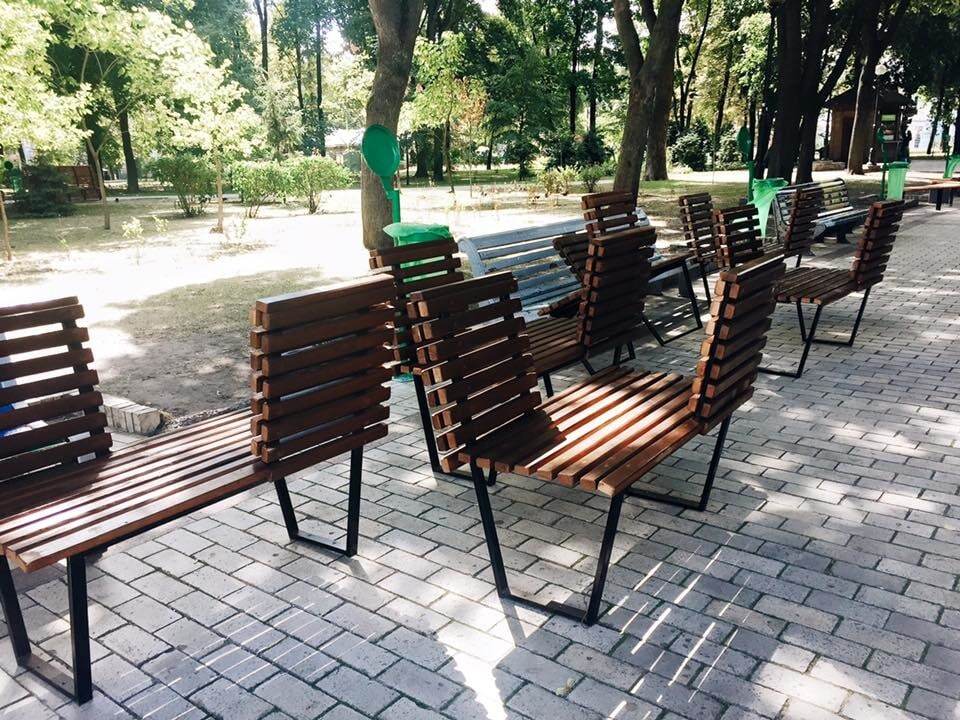 У київському парку з'явилися лежаки: фотофакт