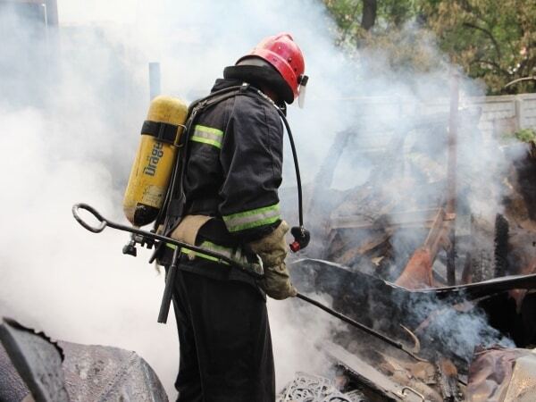 В Киеве возле домов загорелся склад: опубликованы фото 
