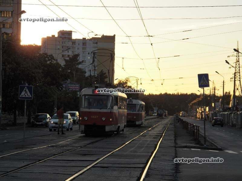 В Киеве пьяная женщина-камикадзе попала под трамвай: фото аварии