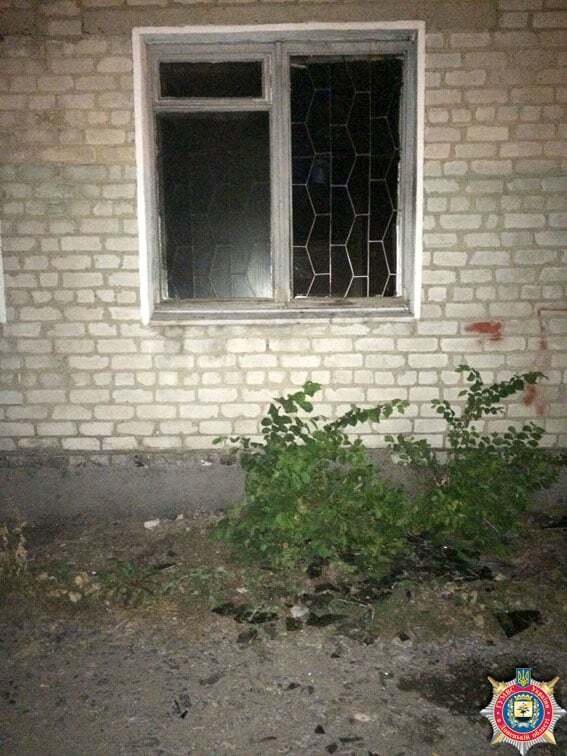 На Донбассе неизвестные подожгли военкомат "коктейлем Молотова": фотофакт