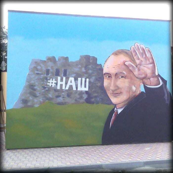 "Путин зигует": в "Крымнаше" испортили стены ликами оккупанта. Фоторепортаж
