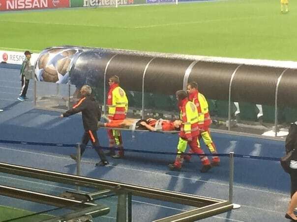 Со стадиона - в больницу: футболист "Шахтера" получил серьезную травму в матче с "Рапидом"