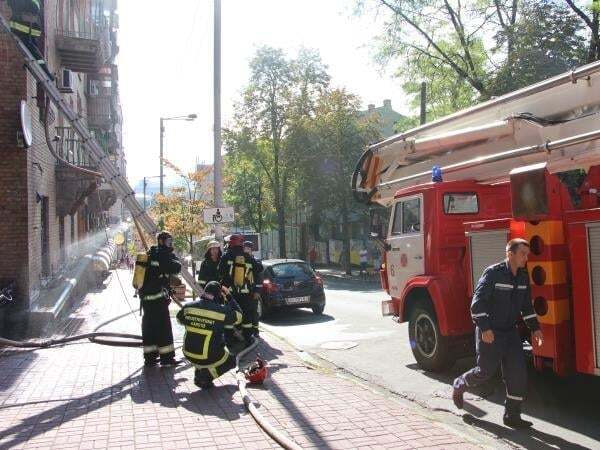 В центре Киева загорелся жилой дом: фото и видео с места ЧП