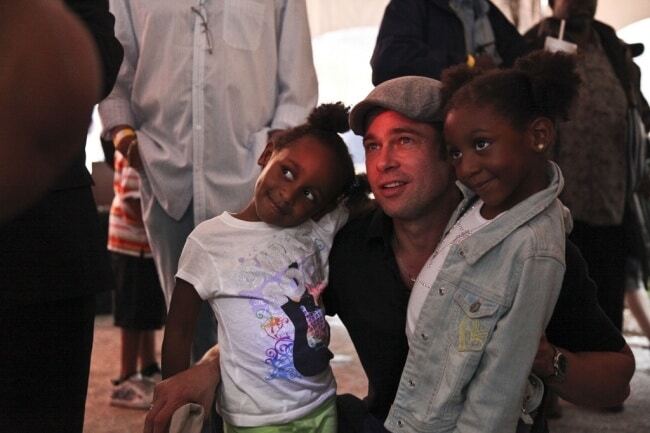 Звездная щедрость: Брэд Питт построил сотни домов для семей, пострадавших от урагана