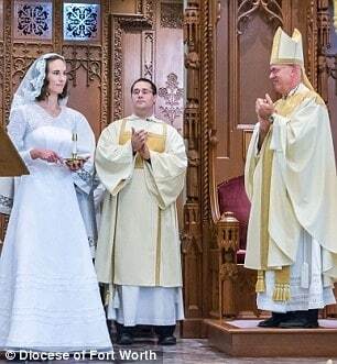 38-летняя девственница вышла замуж за Иисуса Христа в подвенечном платье