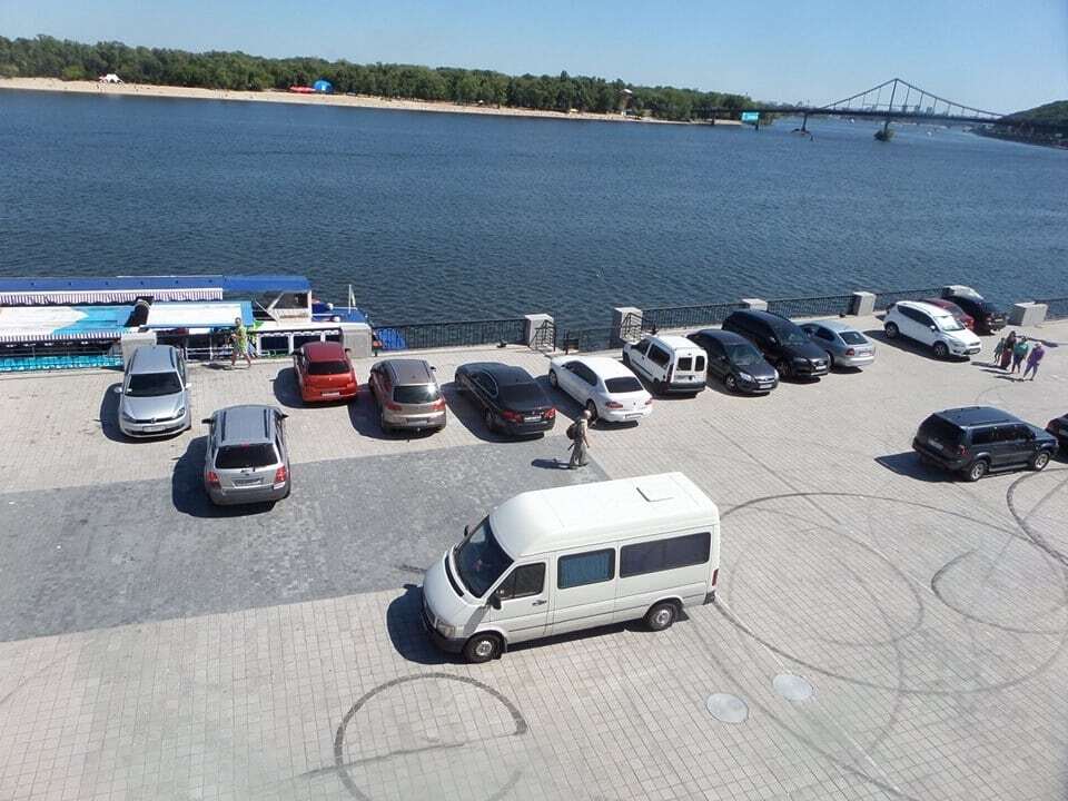 В Киеве новую набережную на Почтовой превратили в парковку: фоторепортаж