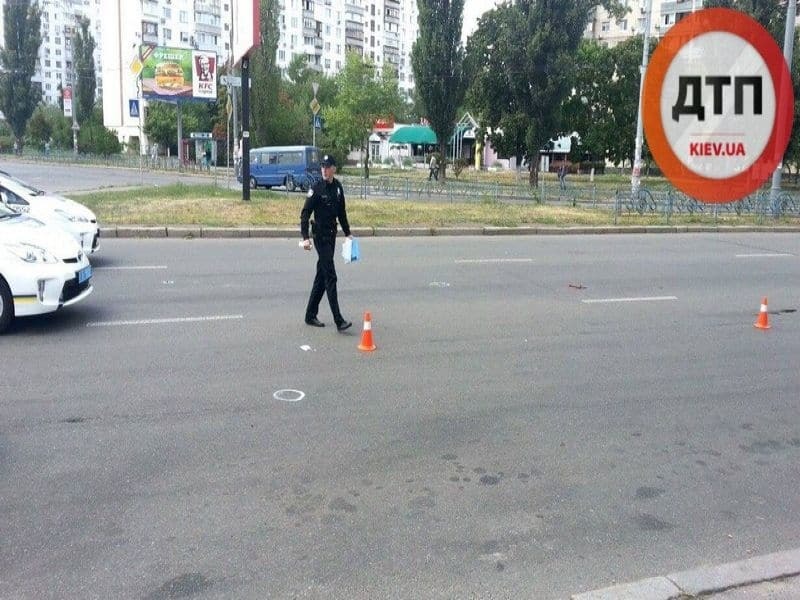 В Киеве женщина на пешеходном переходе едва не убила девушку: фото аварии