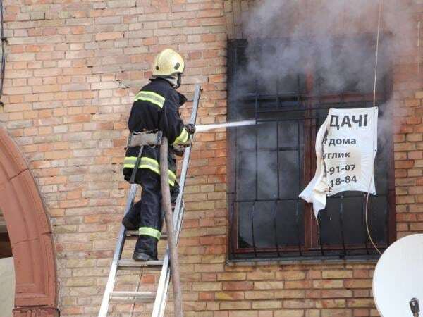 В центре Киева загорелся жилой дом: фото и видео с места ЧП