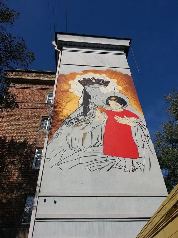 На одній із головних вулиць Києва з'явилася гігантська Діва Марія: фотофакт