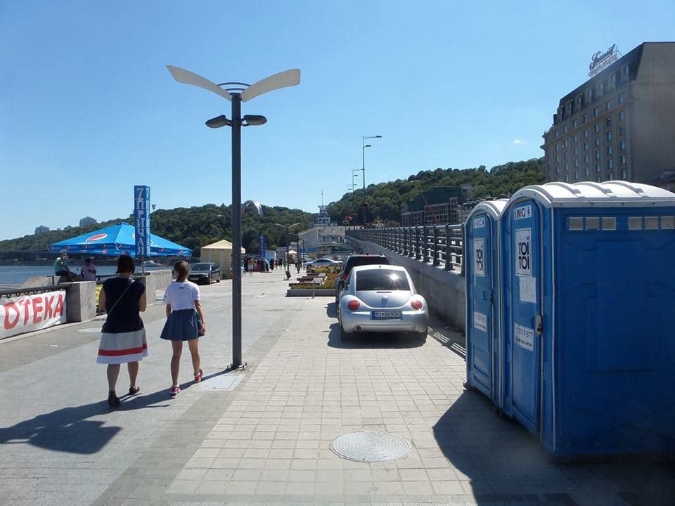 В Киеве новую набережную на Почтовой превратили в парковку: фоторепортаж