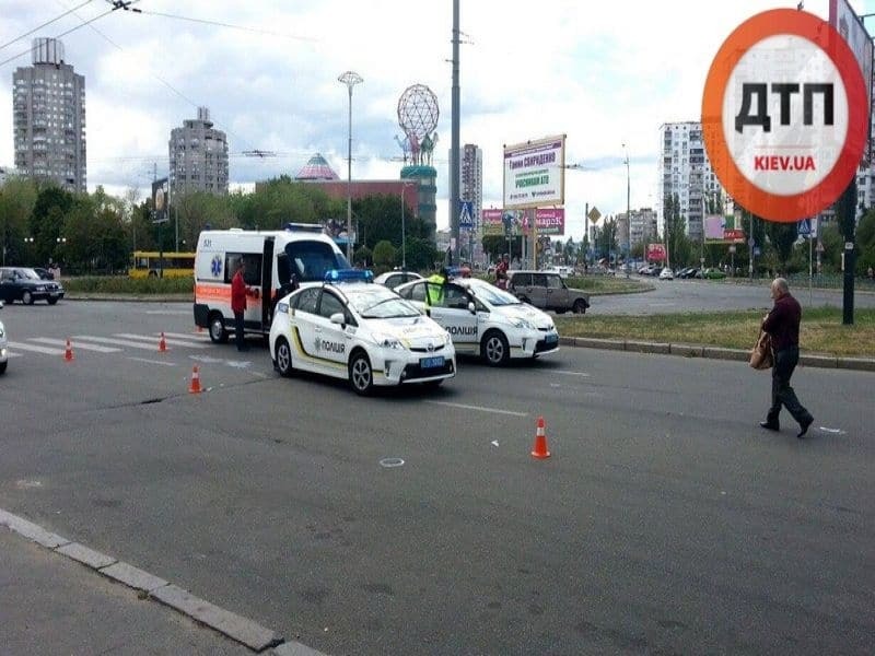 В Киеве женщина на пешеходном переходе едва не убила девушку: фото аварии