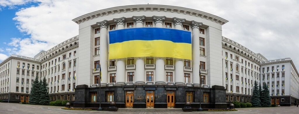На здании АП вывесили огромный флаг Украины: фотофакт