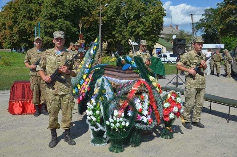 Врятувала двох поранених, сама загинула: на Кіровоградщині поховали радистку "Кет". Фото героїні