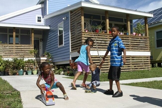 Звездная щедрость: Брэд Питт построил сотни домов для семей, пострадавших от урагана