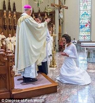 38-летняя девственница вышла замуж за Иисуса Христа в подвенечном платье