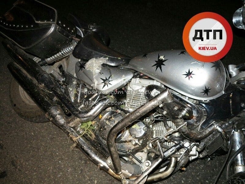 У Києві жінка загинула під колесами мотоцикла: фото аварії