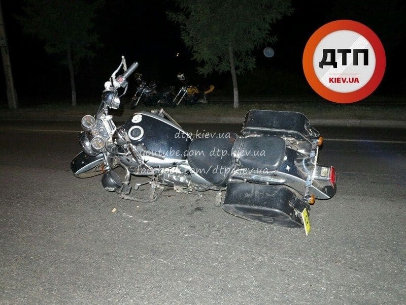 В Киеве женщина погибла под колесами мотоцикла: фото аварии