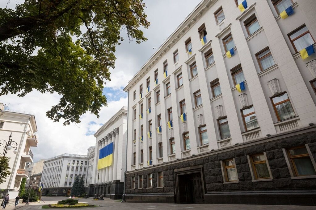 На здании АП вывесили огромный флаг Украины: фотофакт