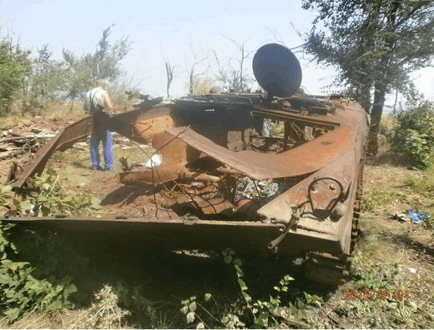 На Луганщині знайшли згорілий БМП із залишками екіпажу: фотофакт
