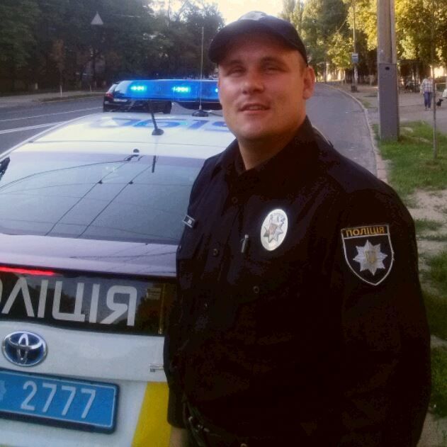 У Києві поліцейський допоміг жінці: так повинен робити кожен чоловік