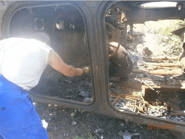 На Луганщине нашли сгоревший БМП с останками экипажа: фотофакт