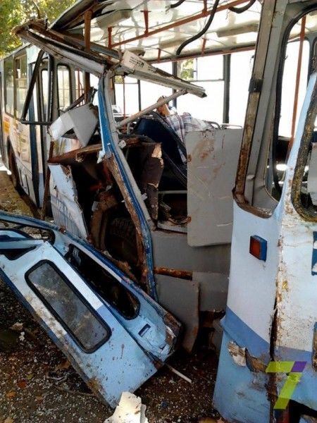 В Одесі тролейбус врізався в дерево: є постраждалі