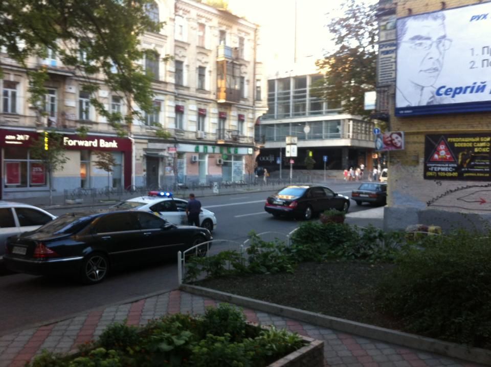 Патрули в Киеве выписали протокол водителю Maybach: фотофакт