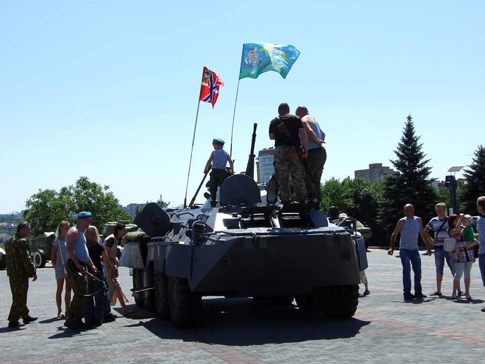 Террористы "отпраздновали" день ВДВ стрельбой в Донецке
