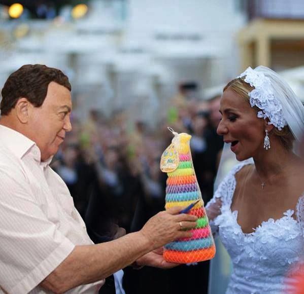 Кобзона с пластмассовой игрушкой "привели" на свадьбу к Навке: фотофакт