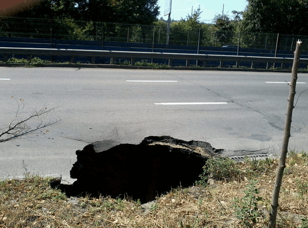 У Києві провалився асфальт: обмежено рух транспорту