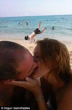 Только ты и я: интернет-пользователи смешно отфотошопили романтическое фото влюбленной пары
