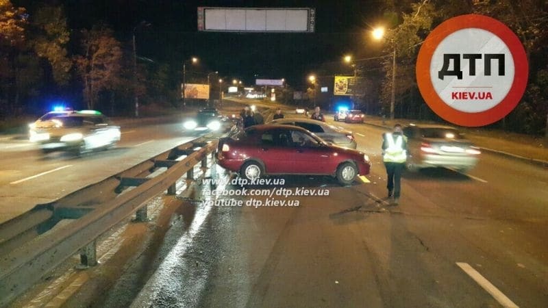 Пьяные ДТП: в Киеве ночью разбились два автомобиля