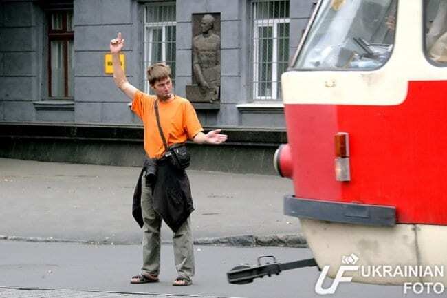Одесский грузчик два дня подряд спасал город от транспортного коллапса. Фотофакт