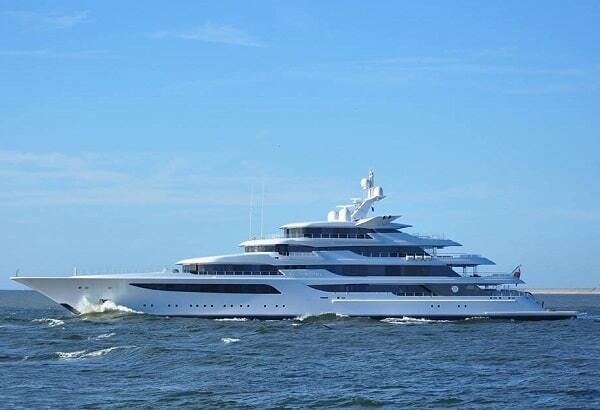 Лещенко показав нову яхту Медведчука за € 180 млн: опубліковані фото