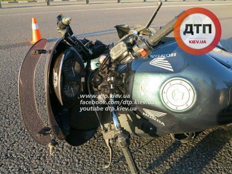 В Киеве на Житомирской трассе разбился нетрезвый мотоциклист