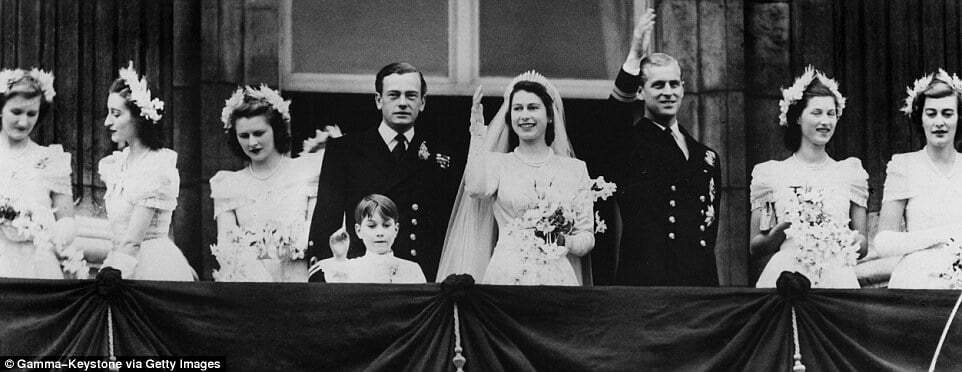 Опубликованы эксклюзивные фото со съемок фильма о свадьбе королевы Елизаветы: роскошное платье невесты и антураж 40-х годов