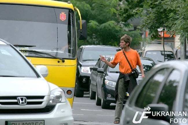 Одеський вантажник два дні поспіль рятував місто від транспортного колапсу. Фотофакт