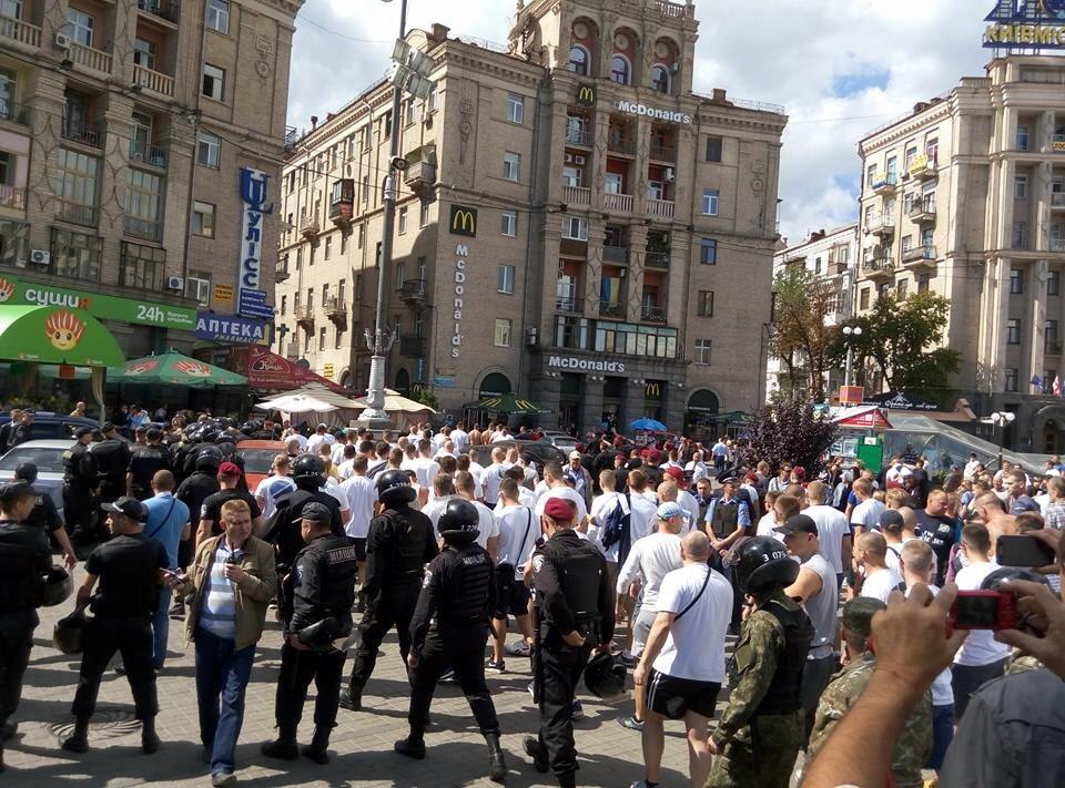 У центрі Києва міліції довелося оточити натовп польських фанатів: фотофакт