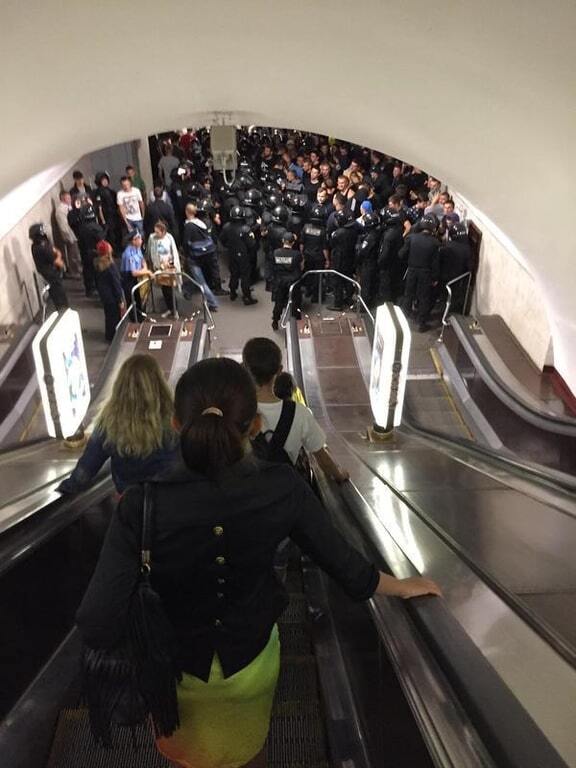 В киевском метро милиция задержала группу футбольных ультрас: фотофакт
