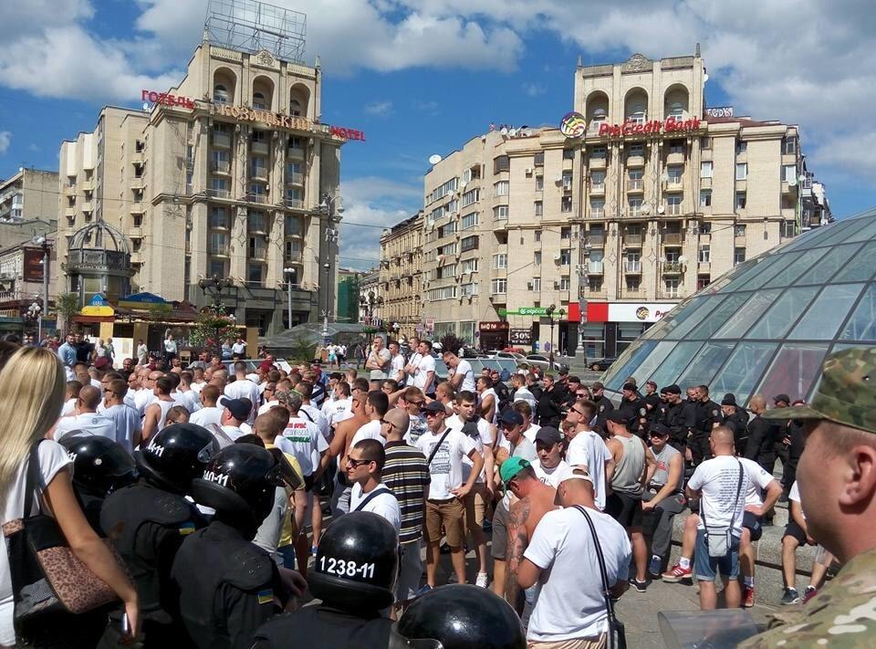 У центрі Києва міліції довелося оточити натовп польських фанатів: фотофакт